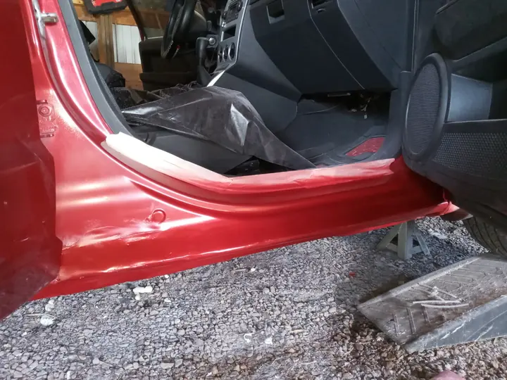 Detalle cercano del área reparada y pintada.